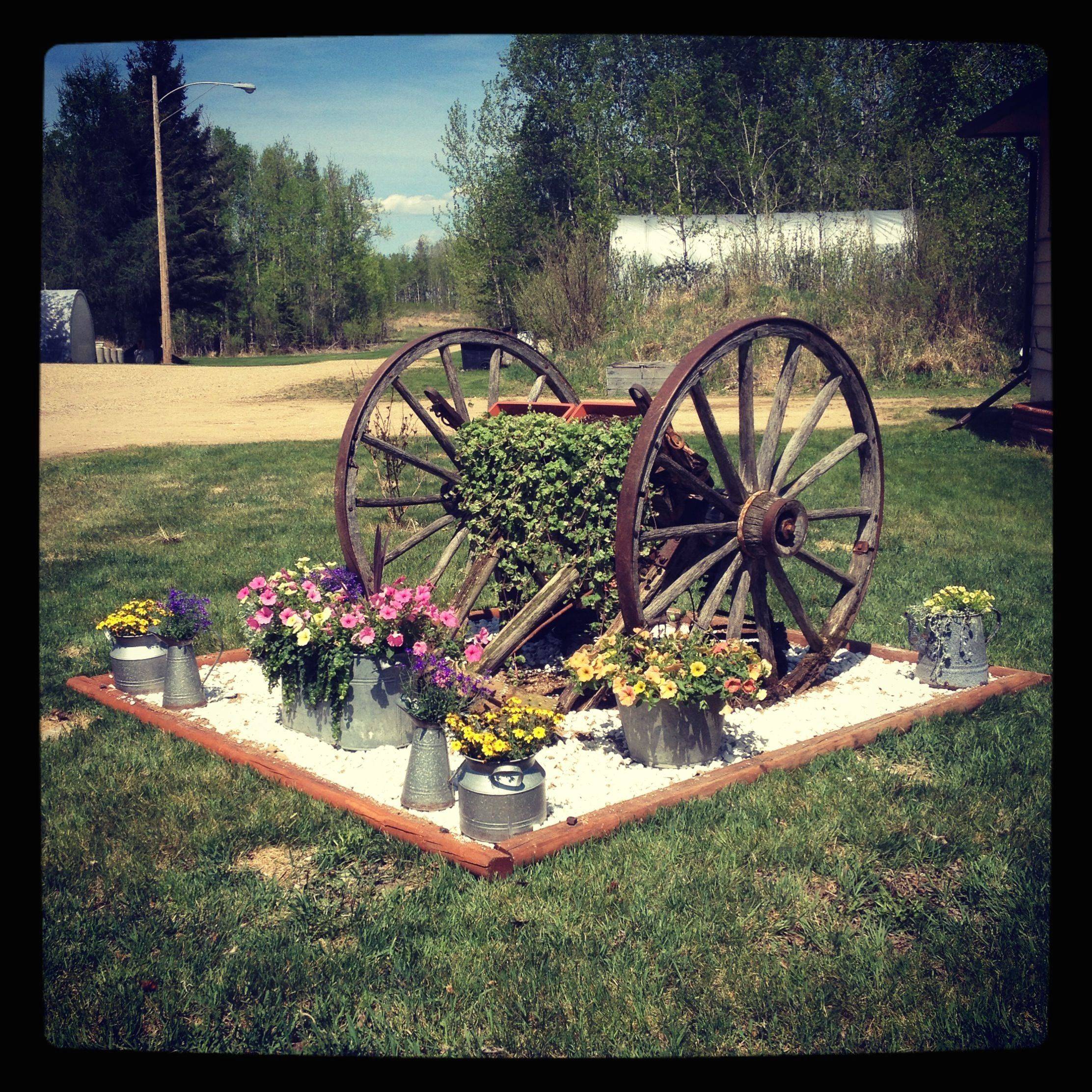 22 Wagon Wheel Flower Garden Ideas You Must Look | SharonSable