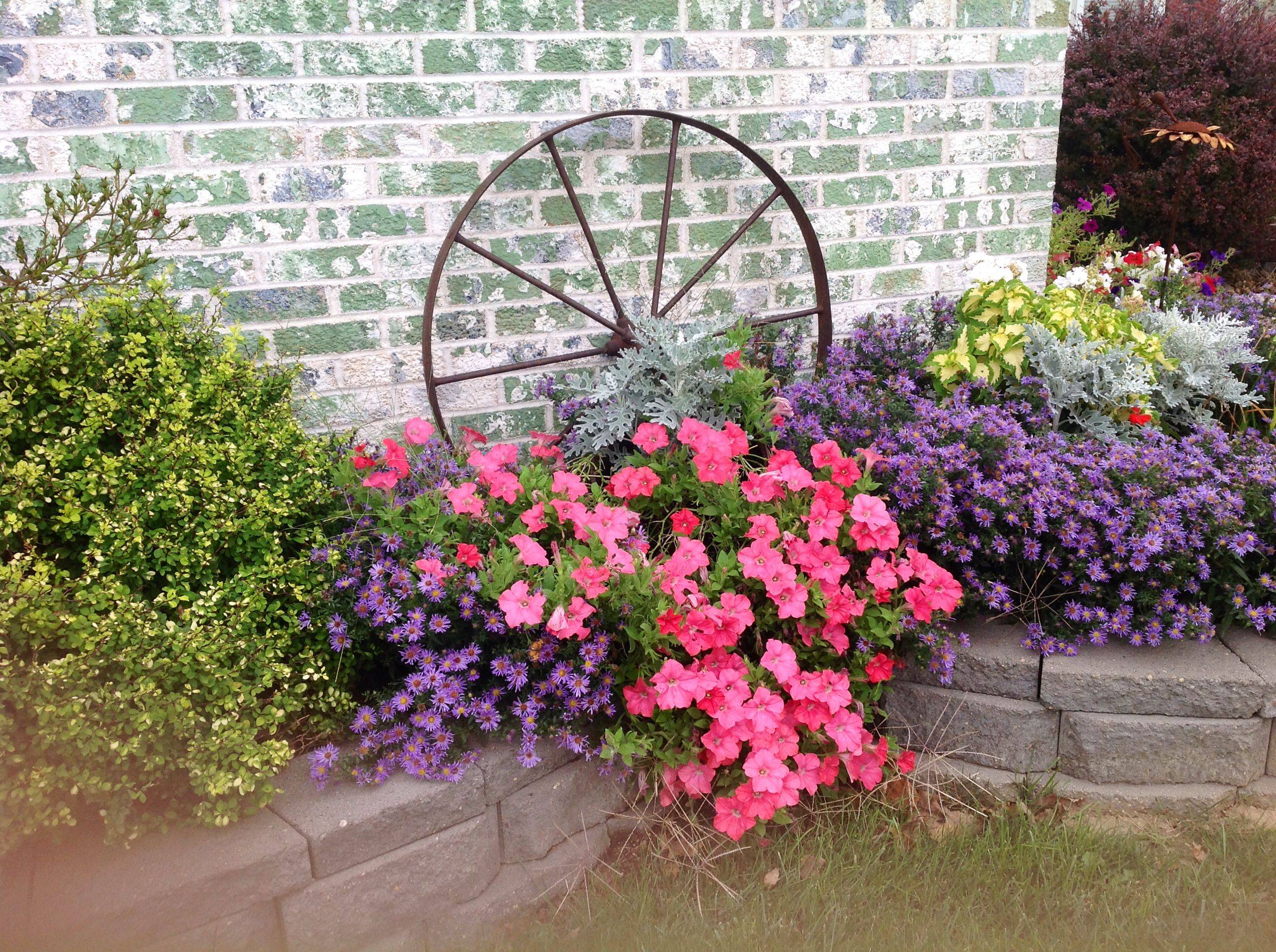 22 Wagon Wheel Flower Garden Ideas You Must Look | SharonSable