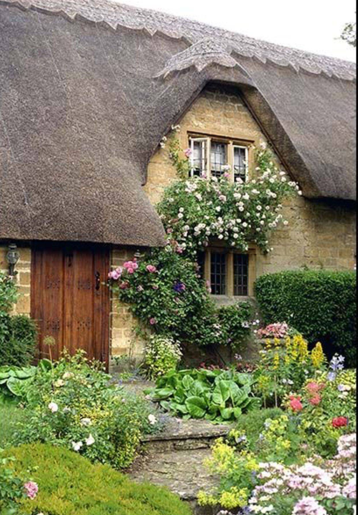 22 English Village Garden Ideas For This Year | SharonSable