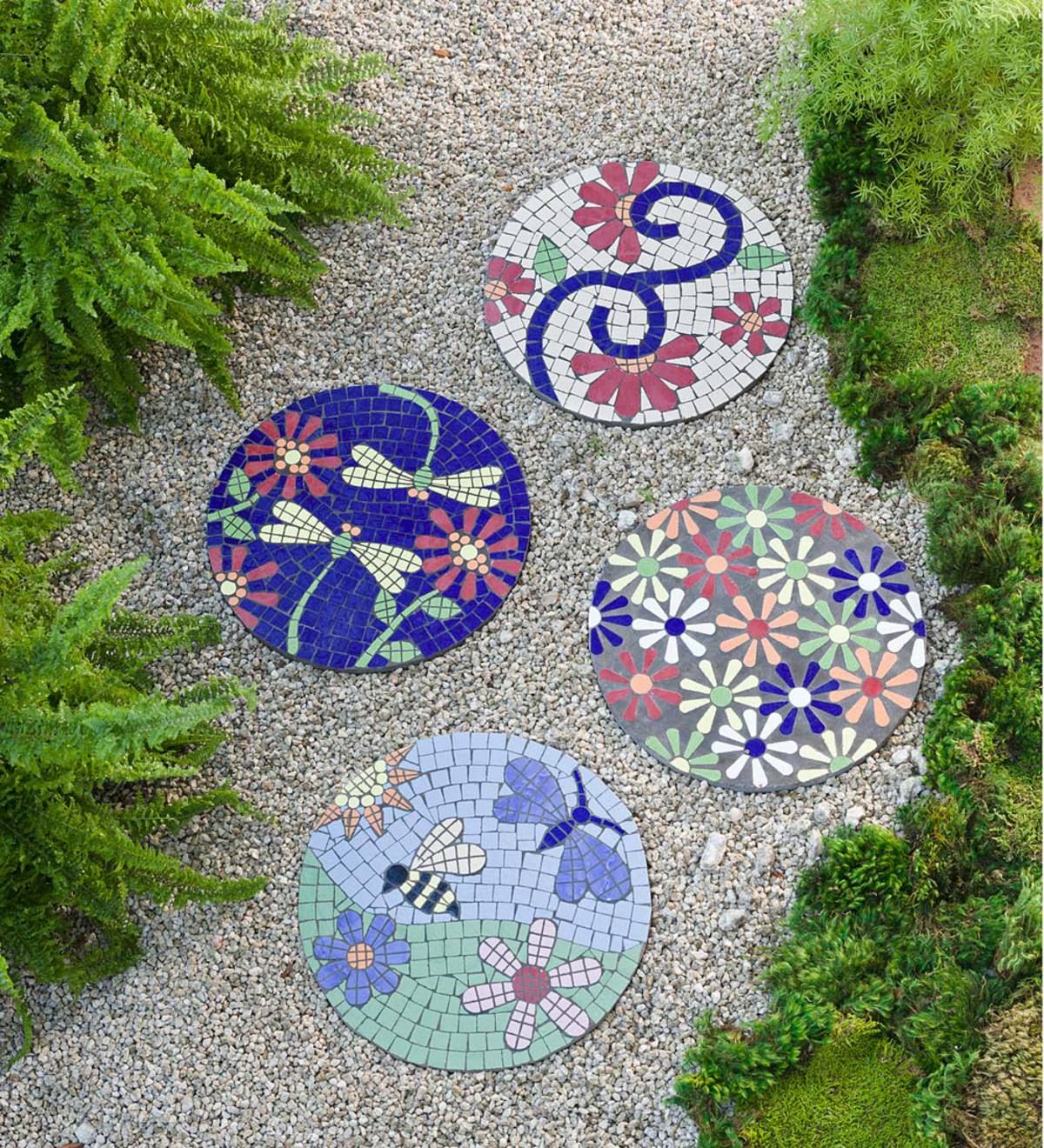 23 DIY Mosaic Stepping Stones for Garden Ideas