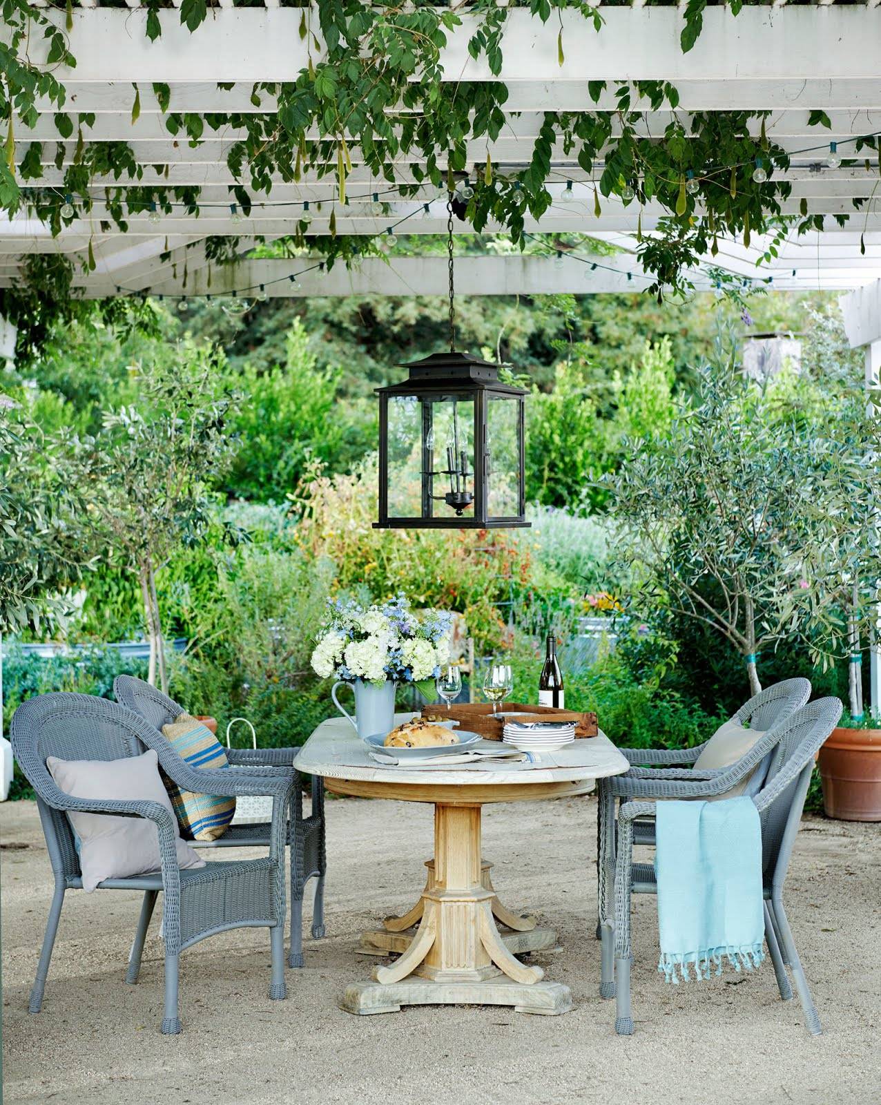 Inspiring French Country Garden Decor Ideas