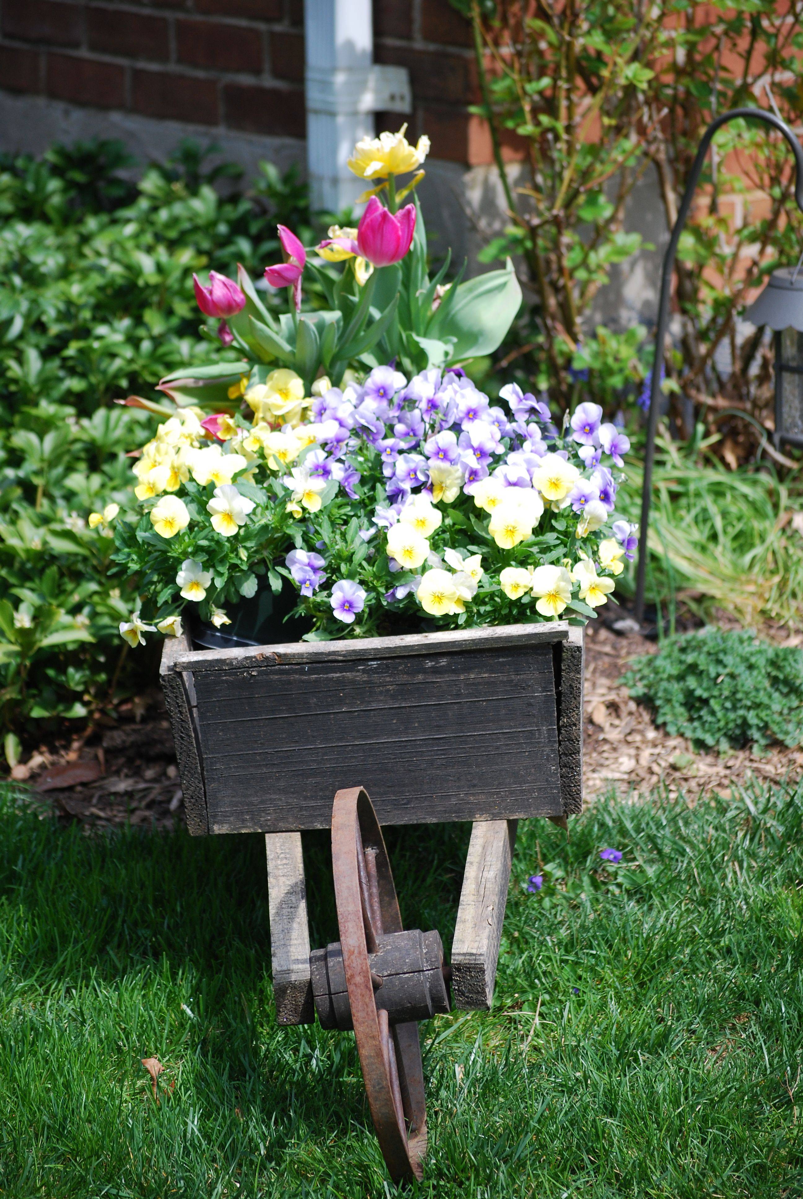 19 Wagon Wheel Garden Planters Ideas To Try This Year | SharonSable