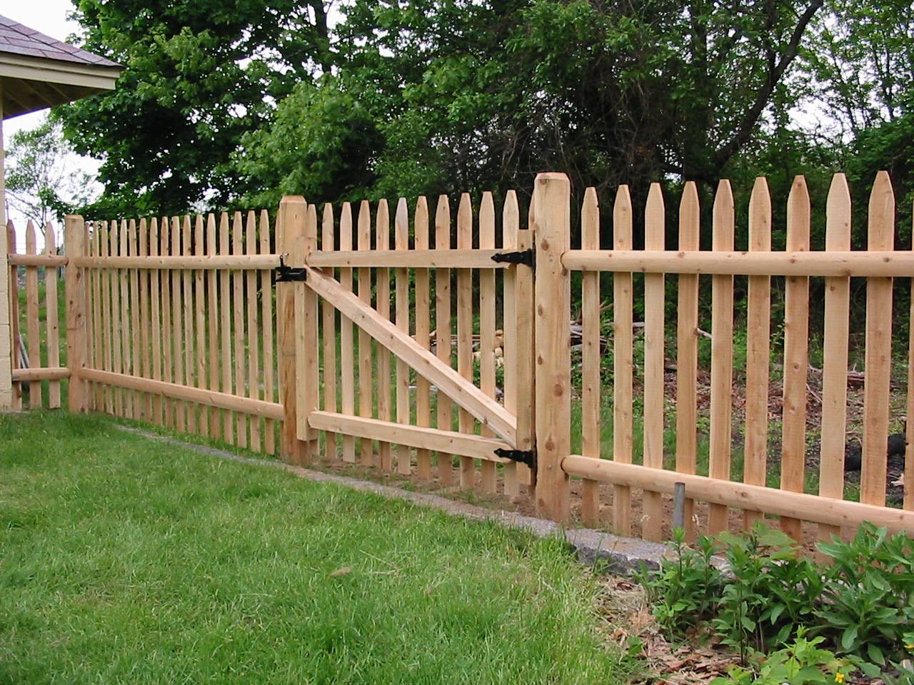 19 Wood Garden Fence Ideas You Should Look | SharonSable