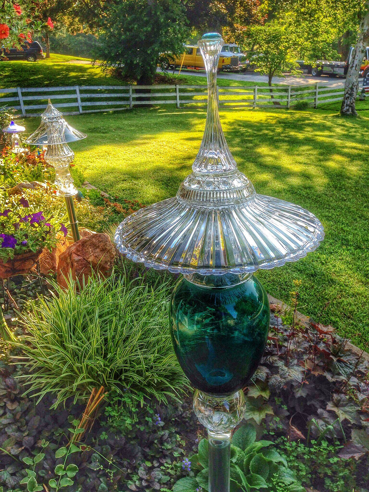 Best Glass Totems Garden Art Ideas